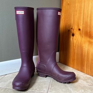 Tall Hunter Rainboots purple Size 8 with boot socks